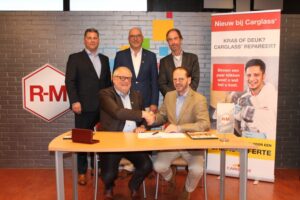 Voorste rij v.l.n.r.: Daniel Bauwens (Managing Director Benelux BASF Coatings Services) en Willem Mes (Directeur Operations Carglass) Achterste rij v.l.n.r.: Arthur Tol (Key Account Manager & Management Consultant BASF Coatings Services), Simon van den Enden (Head of Key Account Management, Consultancy & Marketing NL BASF Coatings Services) en Wijnand Mebius (?Adviseur Belron)