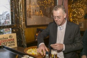 Oesters, bouillabaise, broodjes, biertjes, wijn of water: letterlijke ingrediënten voor een geslaagde slotborrel van 2017. (Foto's: Willem Laros).