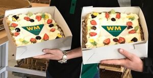 Om de opening te vieren, brengt WM 350 taarten rond bij alle autobedrijven in de regio. Zij krijgen tevens een uitnodiging voor de officiële opening.
