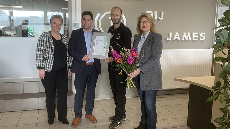 overhandiging eerste SERMI certificaat door Dekra aan JAMES Autoservice Mijdrecht v.l.n.r. Sonja Dieperink (Dekra), Frank Salemink (Dekra), Patrick Dros (JAMES Autoservice Mijdrecht), Marlies Pestman (JAMES Autoservice Nederland)